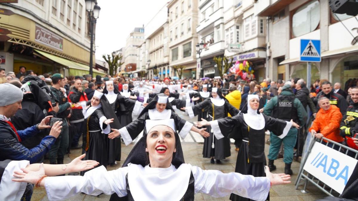 El desfile de carrozas y comparsas volverá a abarrotar de público las calles de Lalín. |  // BERNABÉ