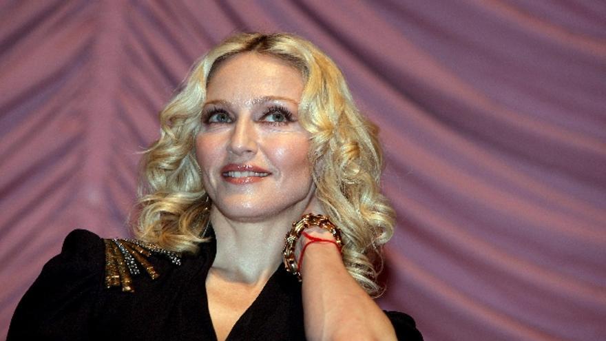 La cantante estadounidense Madonna posa hoy, 13 de febrero de 2008, previo al estreno de su película ´Filth and wisdom´, en la 58 edición del Festival Internacional de Cine de Berlín, Alemania.