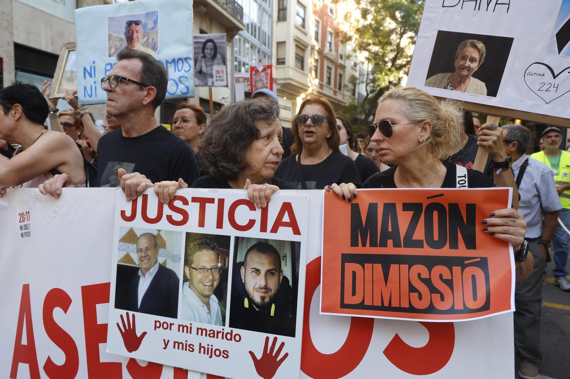 Familiares de las víctimas y afectados por la dana encabezan la manifestación del 29-M