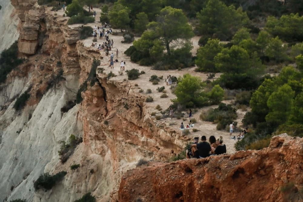 Aglomeraciones para ver el atardecer frente a es Vedrà