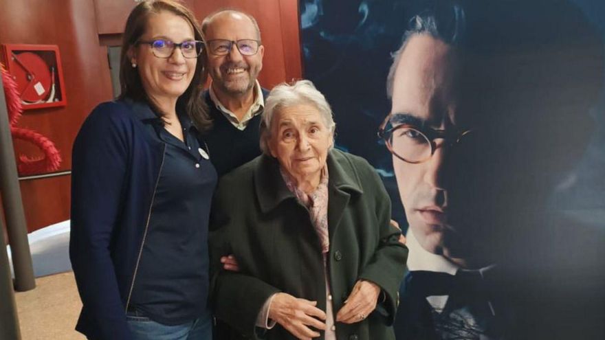 Pilar Matalobos y Luis Rivadulla con Pepiña Camba.
