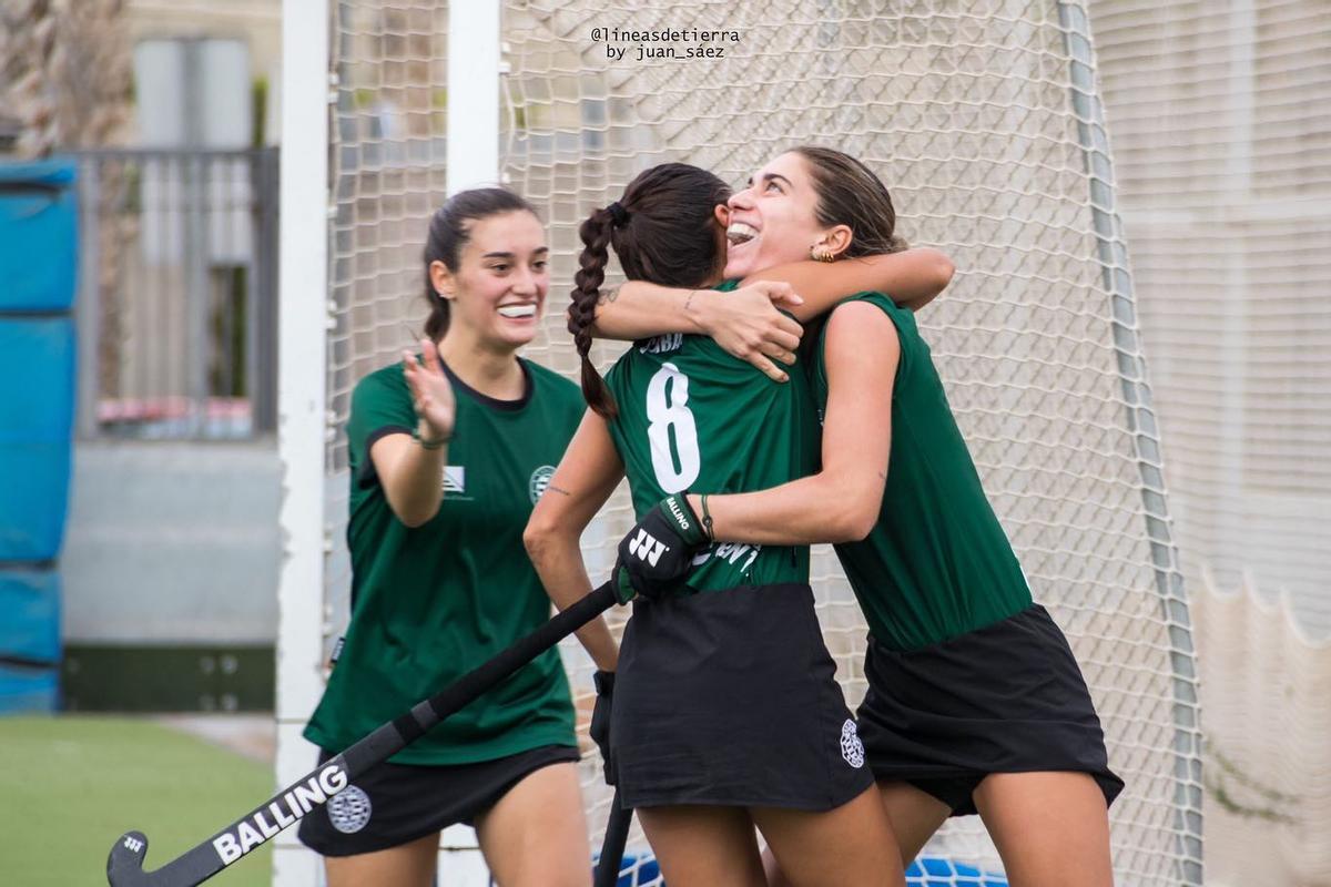 Las jugadoras del Universitat D’Alacant-San Vicente celebran el triunfo en su visita al Hocquet (0-1).