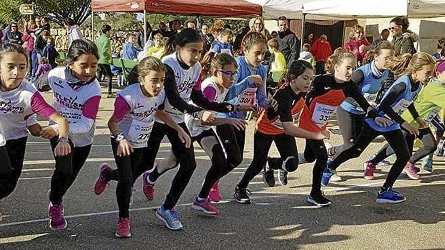 Salida de una de las carreras de las categorías de base en la Cursa Popular de Son Valls, organizada por el club Joan Capó.