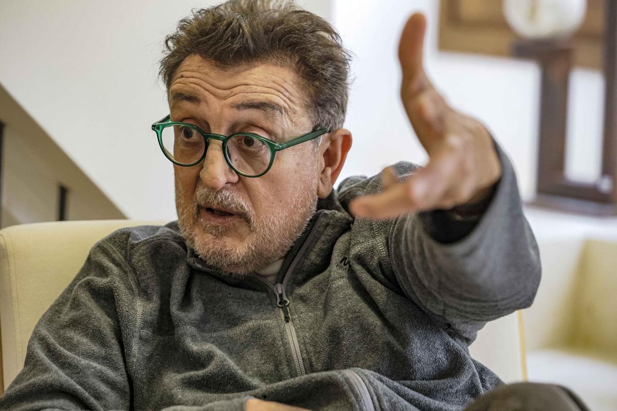 El célebre músico, Manolo García, exhibe sus pinturas por primera vez en Mallorca.