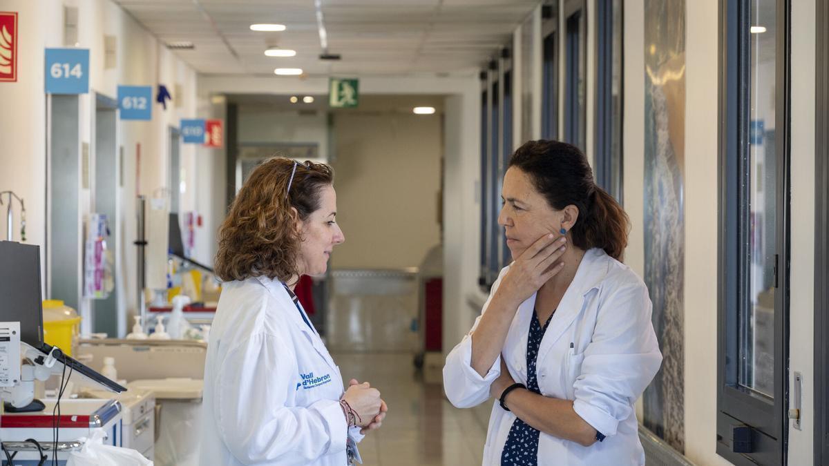Noelia Fernández, psicóloga del Programa para la Atención Integral a Personas con Enfermedades Avanzadas de la Fundación La Caixa, conversa con la doctora Judith Serna, jefa de Cuidados Paliativos del Hospital Vall d’Hebron de Barcelona.