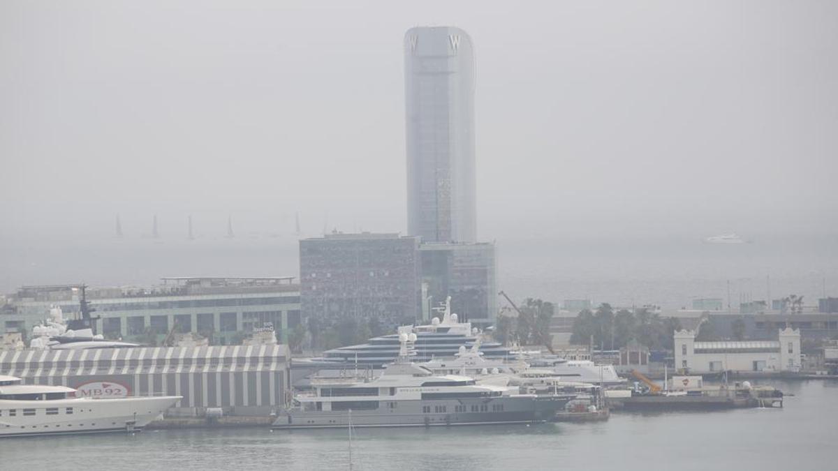 Barcelona, con una intensa calima, en una imagen tomada desde Miramar