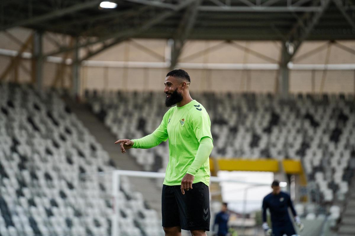 Nabil Fekir en el Košická Futbalová Aréna de Košice donde el Real Betis jugará ante el FC Kryvbas la ida del playoff de Conference League