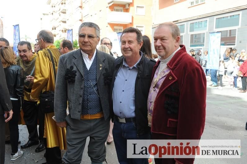 Reparto de buñuelos y chocolate en la ferretería de San Anton