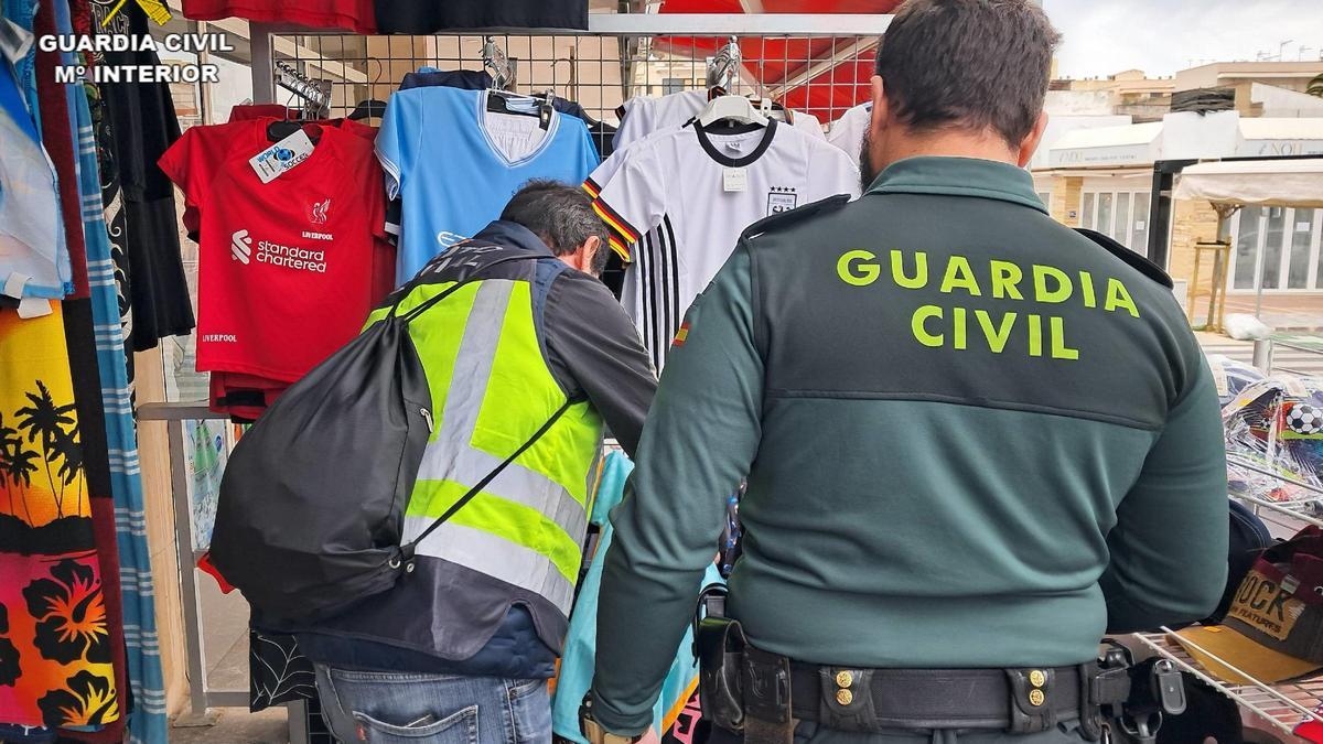 Dos agentes, en uno de los comercios inspeccionados.