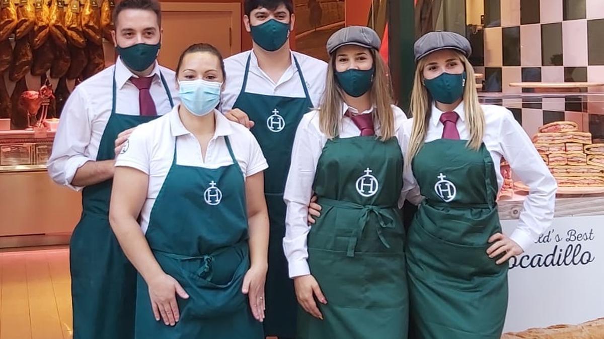 El equipo de la tienda de Hacienda Zorita en la calle Larios.