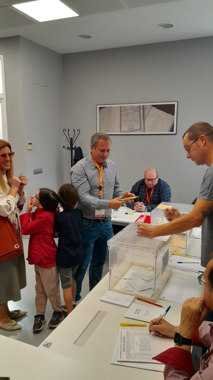 Nicolau Claramunt, alcalde de Albalat del Sorells, que ha votado a las 9 horas en el colegio electoral de�la�biblioteca..jpg