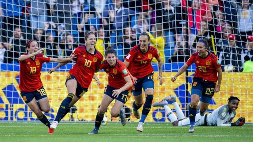 La Roja edifica desde el punto fatídico su estreno con victoria