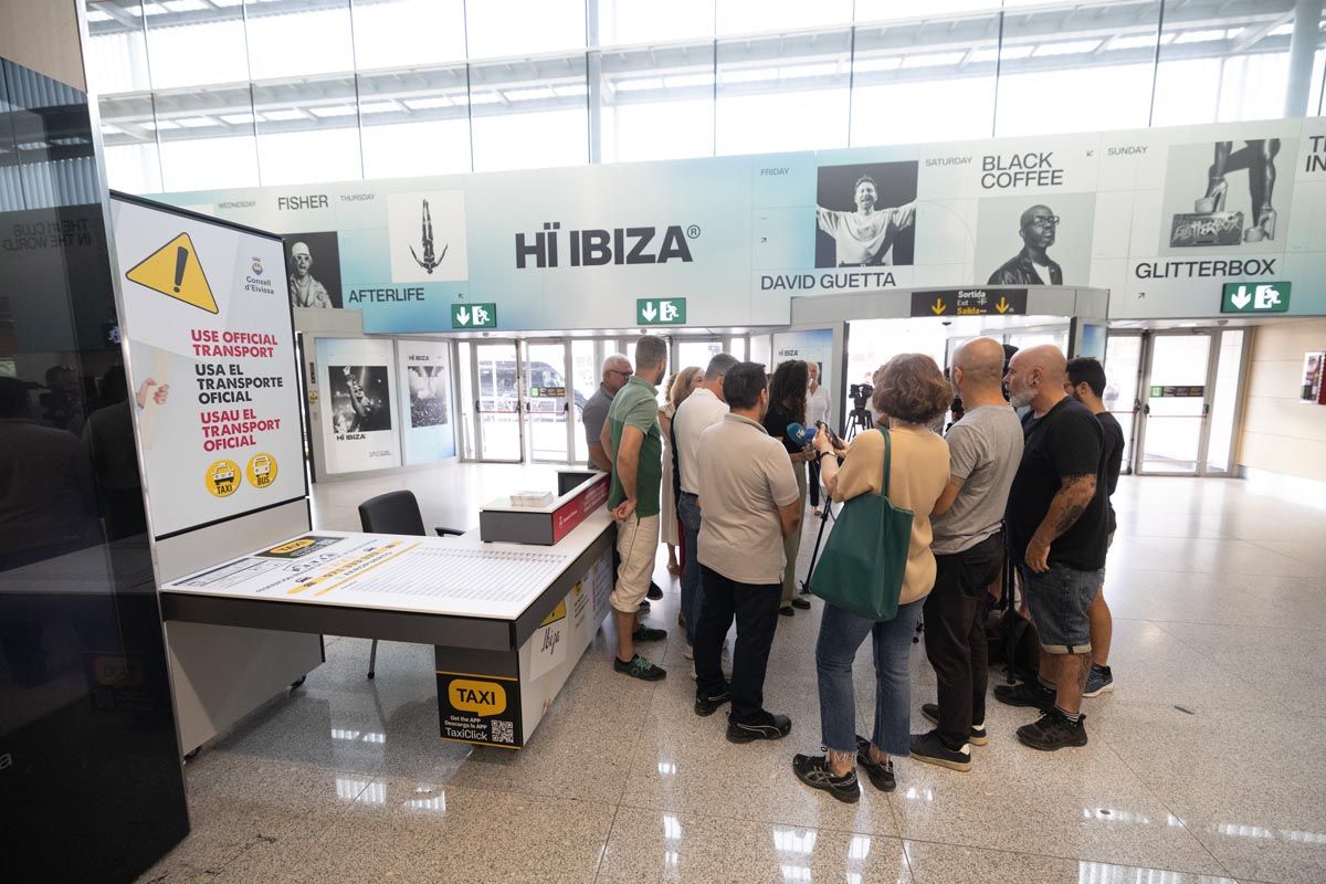 Galería: Punto de información para frenar los taxis pirata en el aeropuerto de Ibiza
