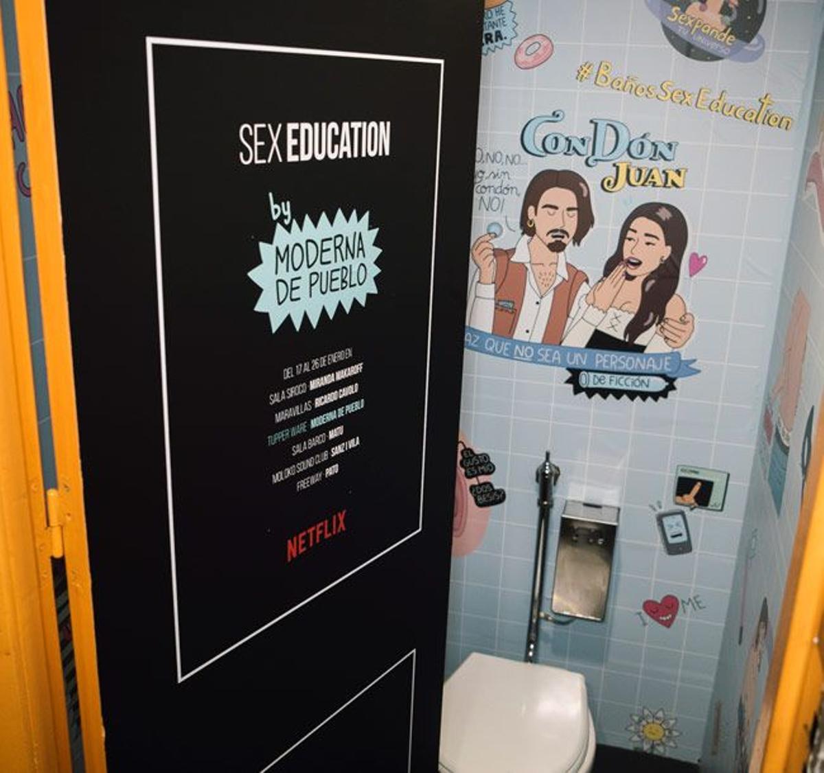 'Sex education' en baños, por Moderna de Pueblo