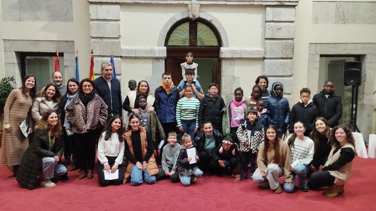 Celebración del Consejo Local de la Infancia y la Adolescencia de Llanes 2025, con presencia de Priscila Alonso, concejala de Infancia; Aurora Aguilar, concejala de Educación; Nacho Calviño, presidente de UNICEF Asturias; así como representantes de parte de los centros escolares del concejo y de las entidades sociales del municipio, y técnicos municipales, entre otros.