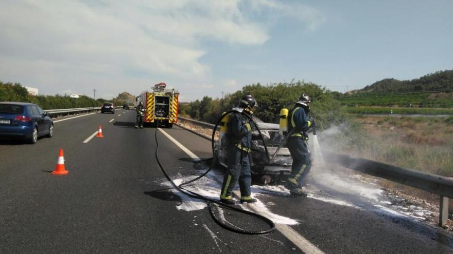 Los bomberos, sofocando el fuego