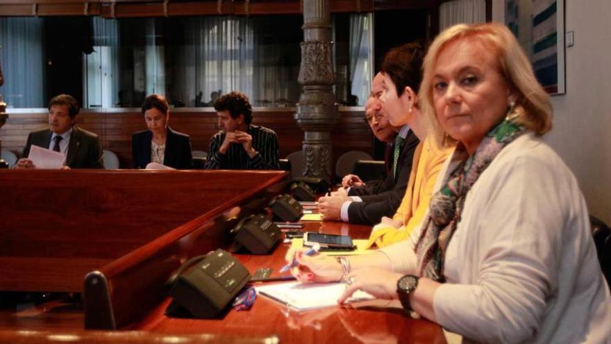 En primer término, Mercedes Fernández, en la reunión presupuestaria del PP con el PSOE.