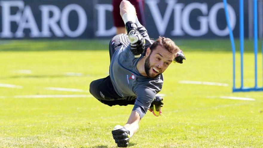 Sergio Álvarez se lanza en busca de un balón en un entrenamiento en A Madroa. // Marcos Canosa