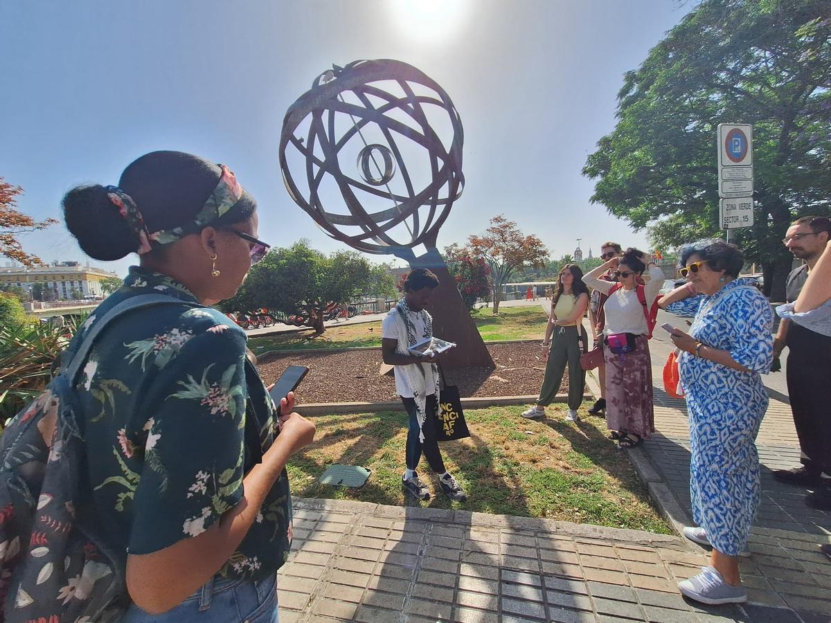 El punto de partida de la ruta Sevilla Negra en la Plaza de Cuba, donde llegaban los barcos negreros