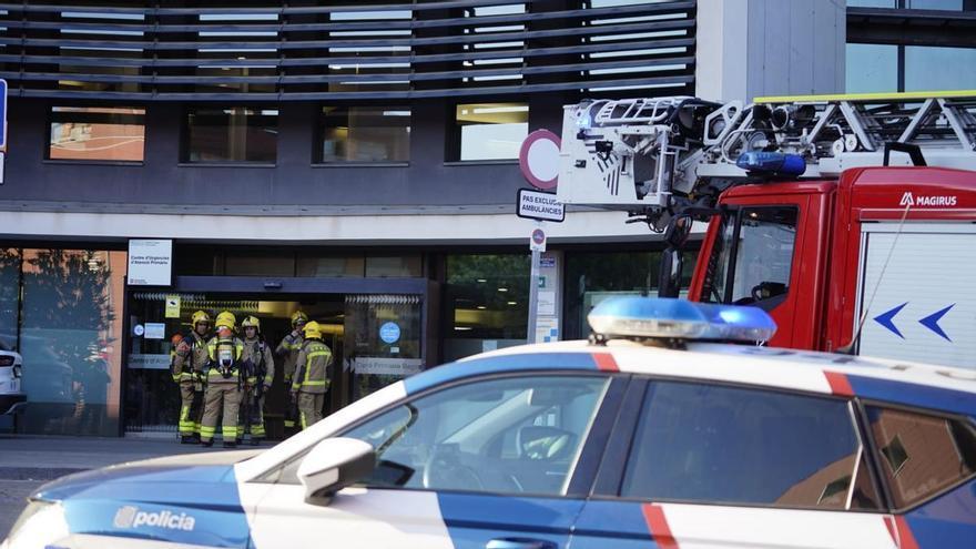 VÍDEO | Desallotgen el CAP Bages de Manresa per una alerta d'incendi