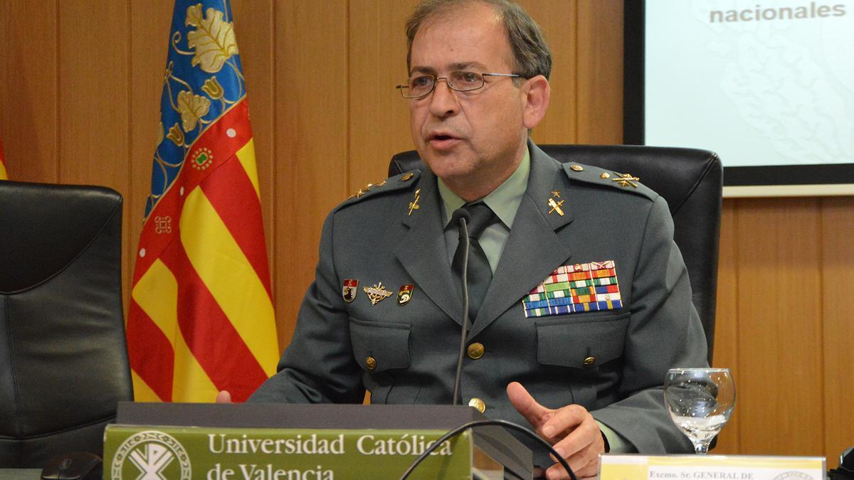 El general de la Guardia Civil Francisco Espinosa durante una conferencia en la Universidad Católica de València.