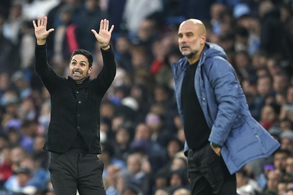 Mikel Arteta gesticula en la banda junto a Pep Guardiola.