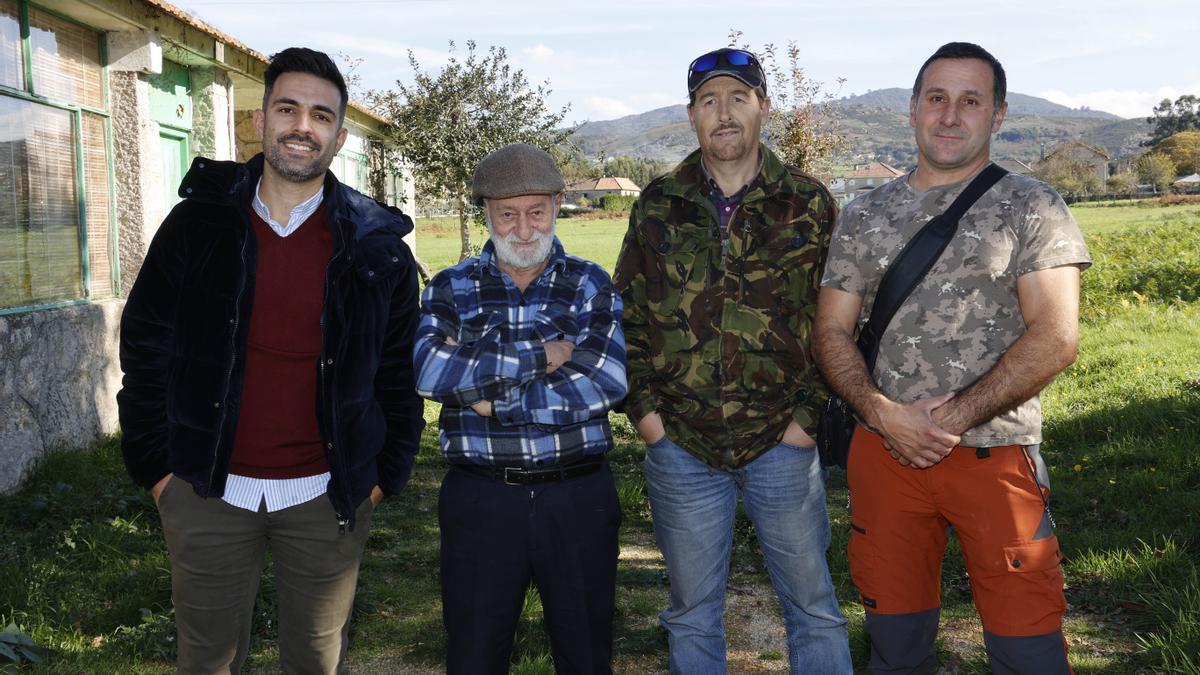 Primitivo Gándara (drcha.), secretario de la Comunidad de Montes de Xunqueiras, junto a Carlos Casal (tesorero), Eduardo Pereira (presidente) y Jorge Vilán (vocal).