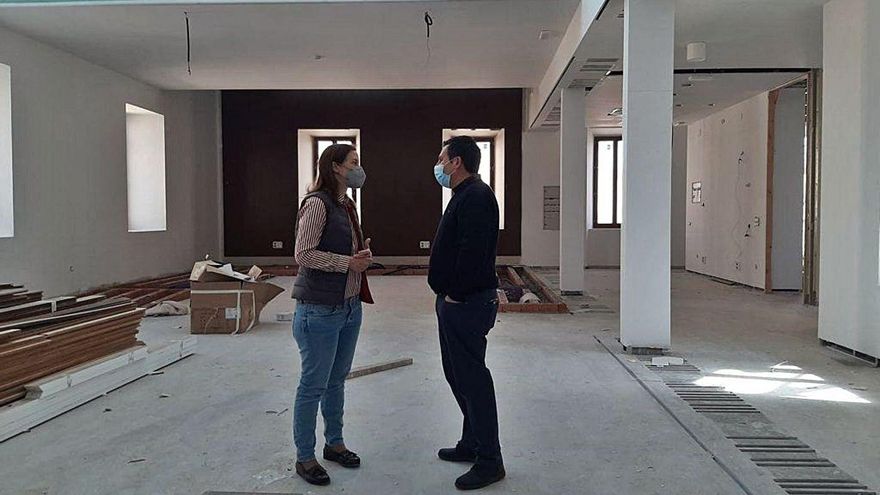 Cristina Casanueva y el alcalde, José Ignacio Expósito, revisan la obra.