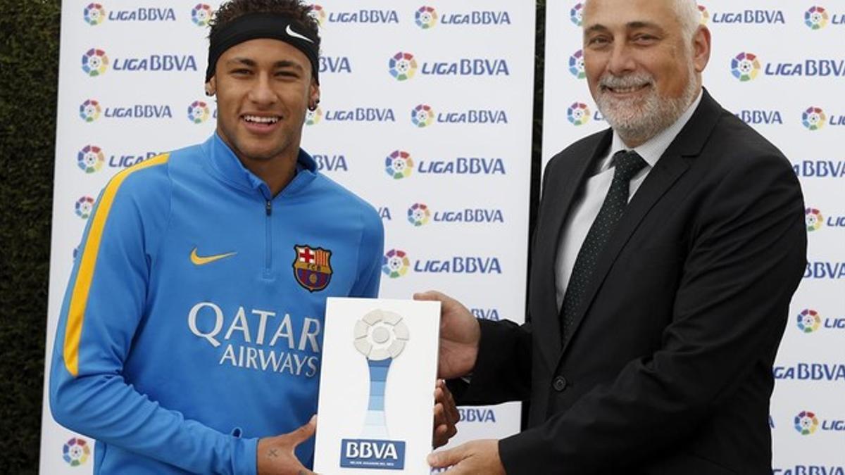 Neymar recibe el premio al mejor jugador del mes de noviembre.