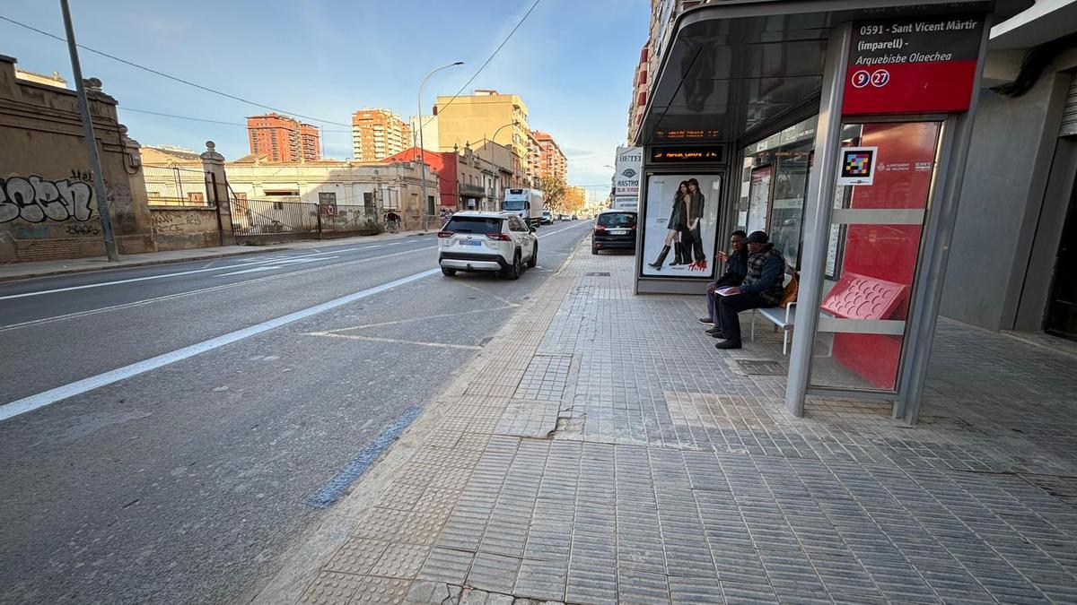 La línea blanca separa ya claramente el carril de bus y taxi