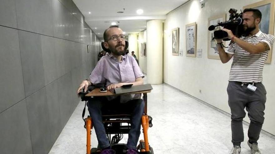 Pablo Echenique en los pasillos del Congreso.