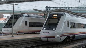 Dos trenes regionales en la estación Intermodal de Santiago