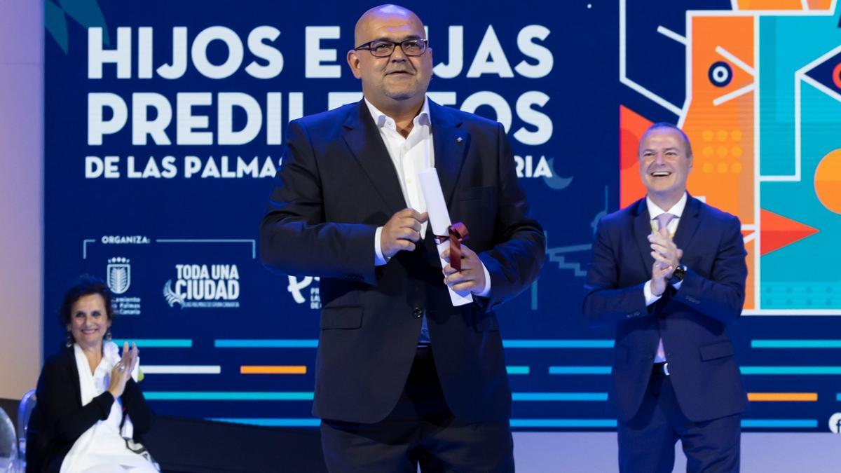 Alexis Ravelo en el acto de su nombramiento como Hijo Predilecto de Las Palmas de Gran Canaria en 2022. Detrás, Augusto Hidalgo.