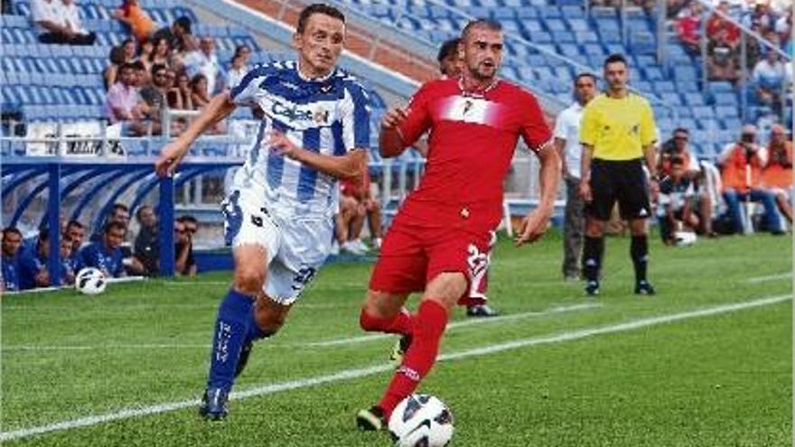 Jordi Matamala, en un partit d&#039;aquesta temporada entre el Recreativo i el Múrcia al Nuevo Colombino.