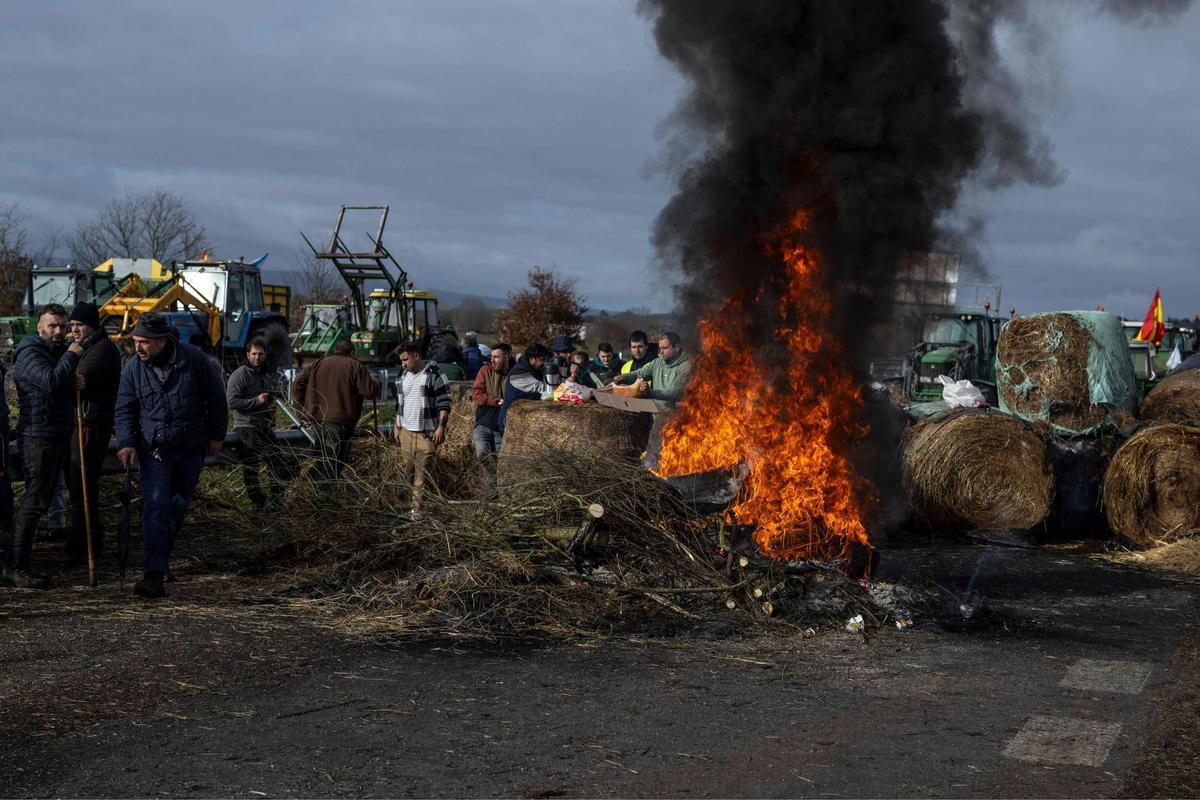 Los agricultores protestan en Ourense por el pacto de Mercosur: quemas y cortes de carretera