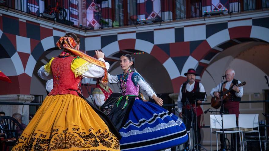 Galería | El folklore infantil toma la Plaza Alta de Badajoz
