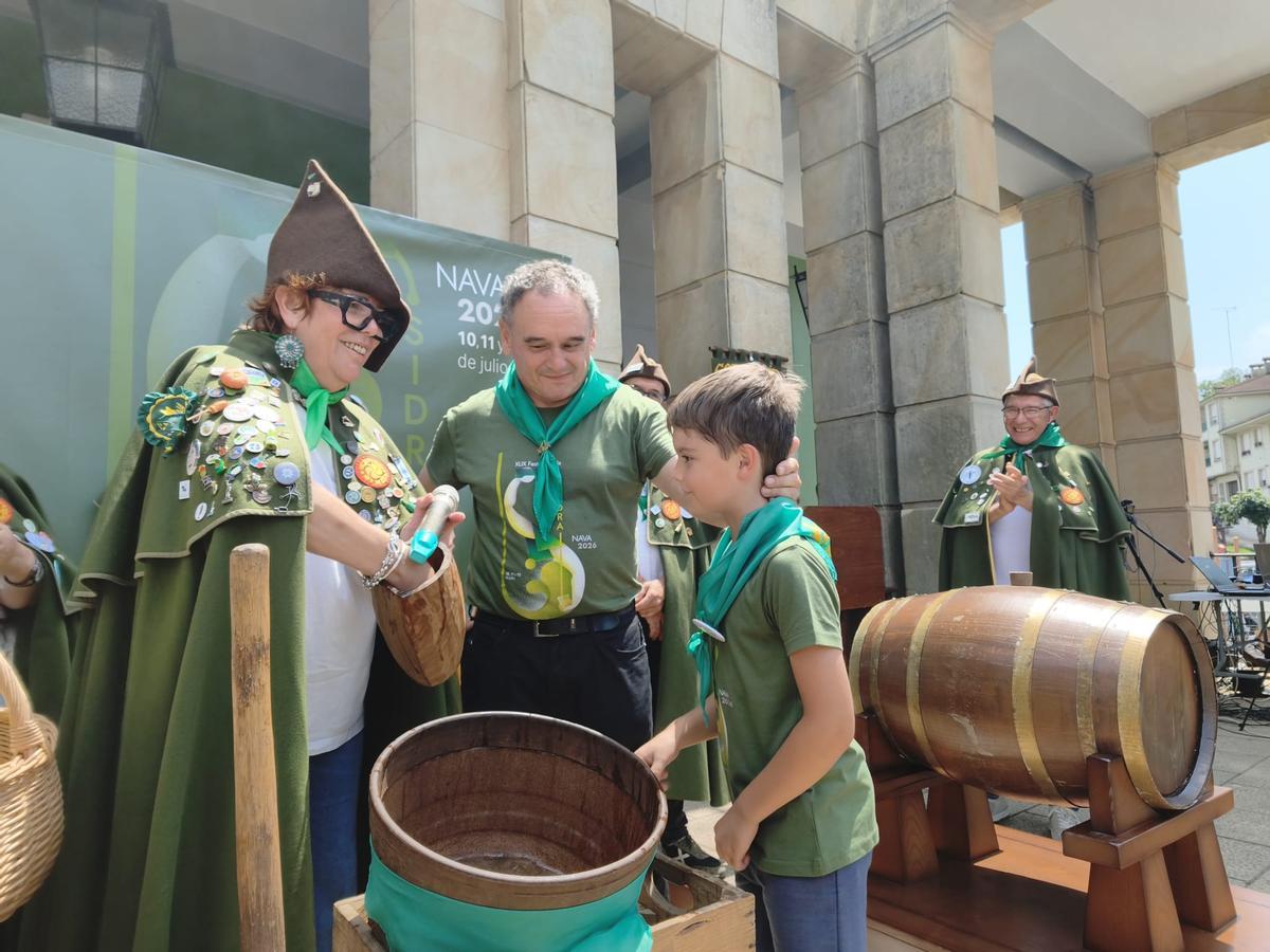 El bautismo sidrero de una veintena de bebés en el Festival de la Sidra de Nava, en imágenes