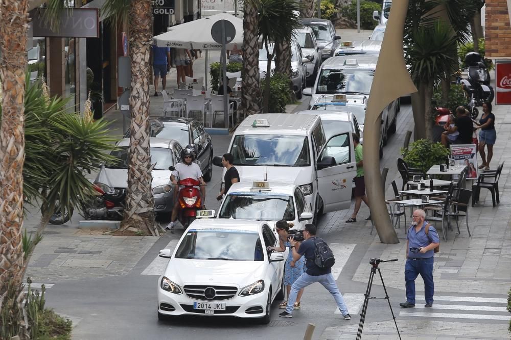 El taxi paraliza el centro de Torrevieja para exigir la regulación de las licencias VTC