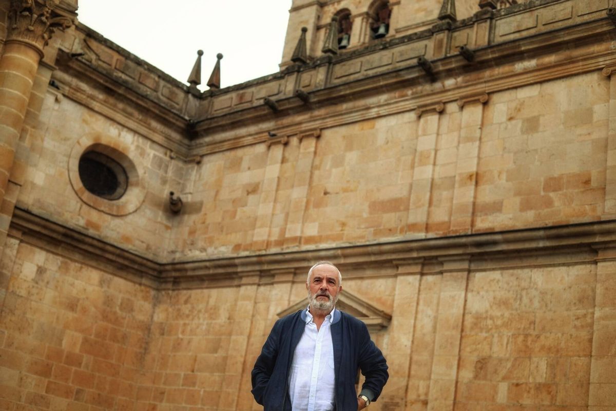El sacerdote y director del Museo Catedralicio, José Ángel Rivera de las Heras, en el exterior de la seo.