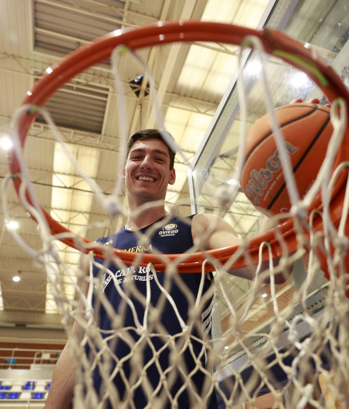 Raúl Lobaco, en el polideportivo de Pumarín.