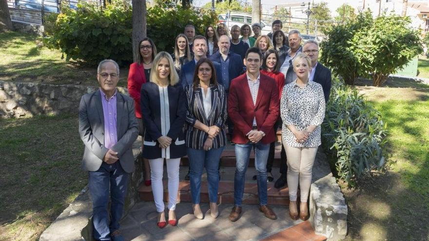 La número uno de la candidatura socialista, Micaela Navarro, con los integrantes de su lista.