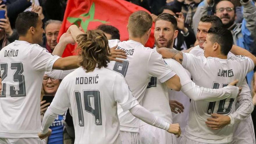 Los jugadores del Madrid celebran uno de los tantos de ayer contra el Athletic.