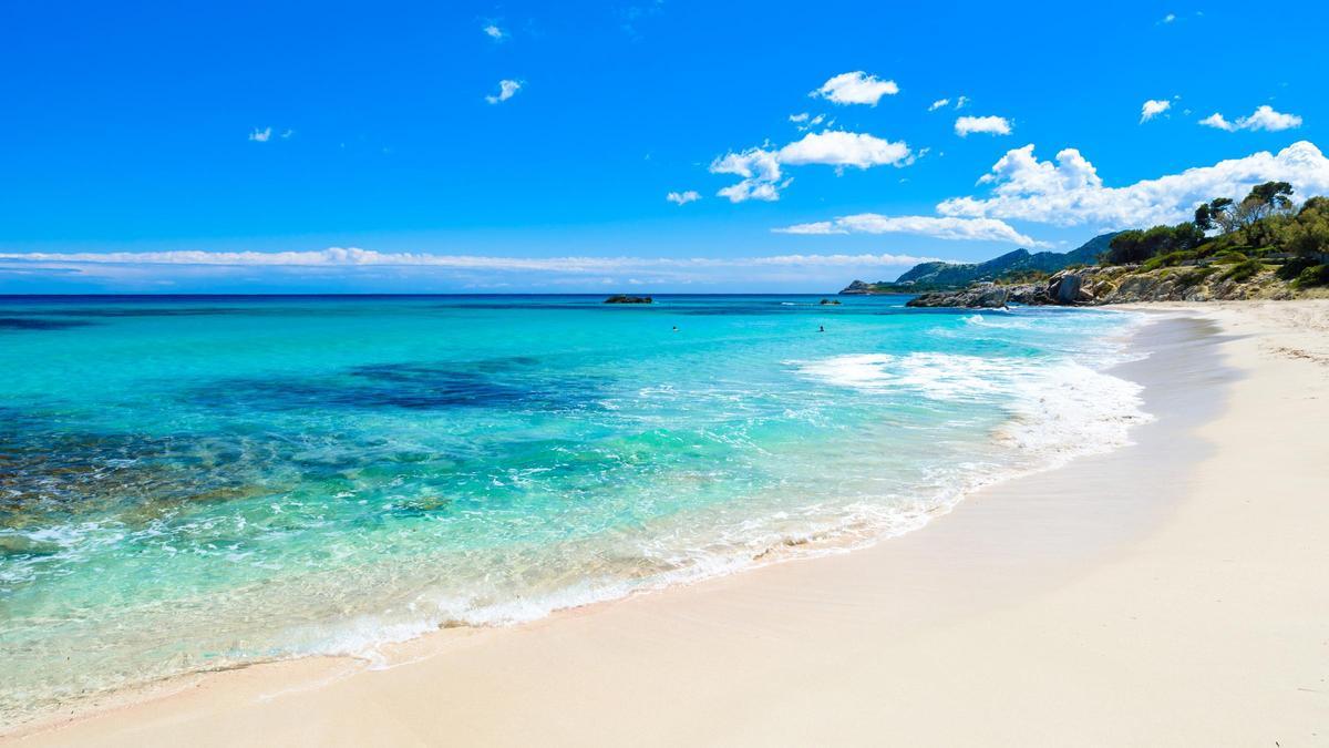 La playa de Son Moll destaca por sus aguas cristalinas y su paisaje de gran belleza