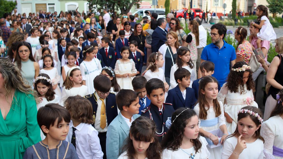 Niños pacense participan en la procesión del Corpus Christi en Badajoz en 2023.