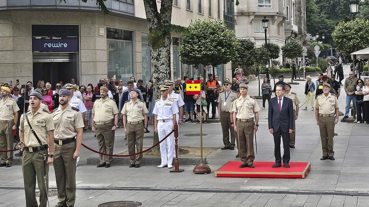 La calle Montero Ríos se convirtió hoy en la primera base estratégica de la semana de las Fuerzas Armadas en Vigo