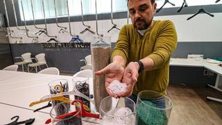 Las alicantinas Erum y Acteco reciclarán los pellets plásticos de Galicia para convertirlos en perchas
