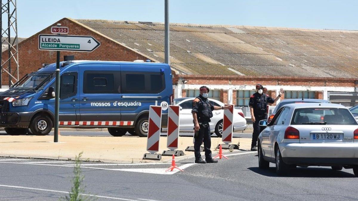 Control de los Mossos en la rotonda de la N-2 en Torrefarrera (Lleida)