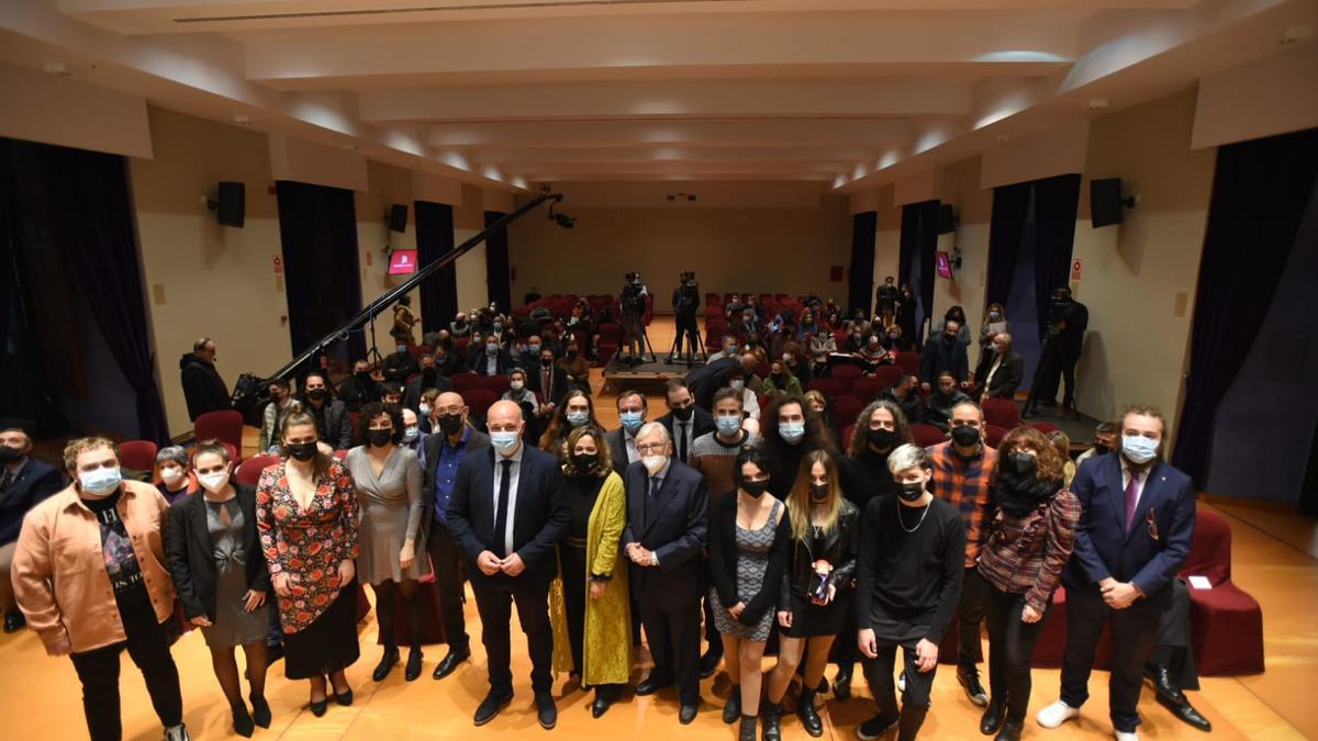 Foto de grupo de los participantes y premiados en la gala de cultura del salón de actos de la Diputación