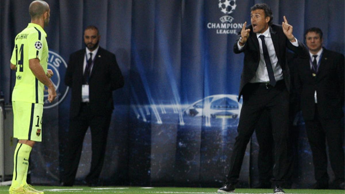 Luis Enrique da instrucciones a Javier Mascherano durante el PSG-Barça de la Champions