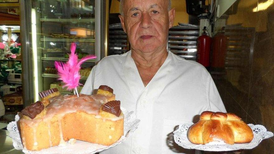 Manuel García Menéndez, con un bollo de Pascua y una marañuela avilesina. m. g. salas